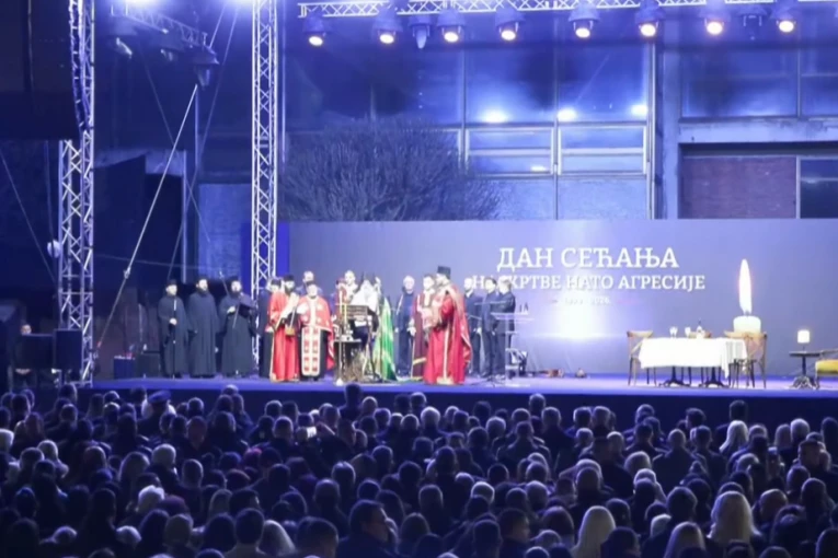 VIŠE OD 10.000 DUŠA ODAJE POČAST STRADALIMA 1999. GODINE! Građani iz cele zemlje na Danu sećanja na stradale u NATO agresiji! (VIDEO)