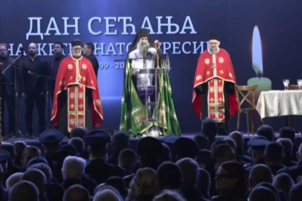 PREDSEDNIK VUČIĆ NA CEREMONIJI OBELEŽAVANJA DANA SEĆANJA NA ŽRTVE NATO AGRESIJE: Više od 10.000 građana u Vranju, PATRIJARH PORFIRIJE SLUŽI POMEN STRADALIMA! (FOTO, VIDEO)