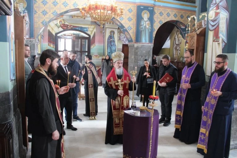 SEĆANJE KOJE BOLI: Mitropolit Atanasije služio parastos za nevino stradale u NATO agresiji