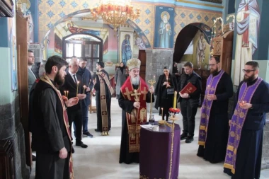 SEĆANJE KOJE BOLI: Mitropolit Atanasije služio parastos za nevino stradale u NATO agresiji
