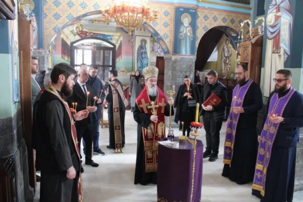 SEĆANJE KOJE BOLI: Mitropolit Atanasije služio parastos za nevino stradale u NATO agresiji