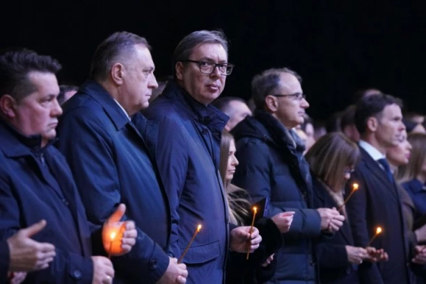 PREDSEDNIK VUČIĆ NA CEREMONIJI OBELEŽAVANJA DANA SEĆANJA NA ŽRTVE NATO AGRESIJE! Patrijarh Porfirije služi pomen stradalima: "TUŽAN JE POVOD NAŠEG SABRANJA" (FOTO, VIDEO)