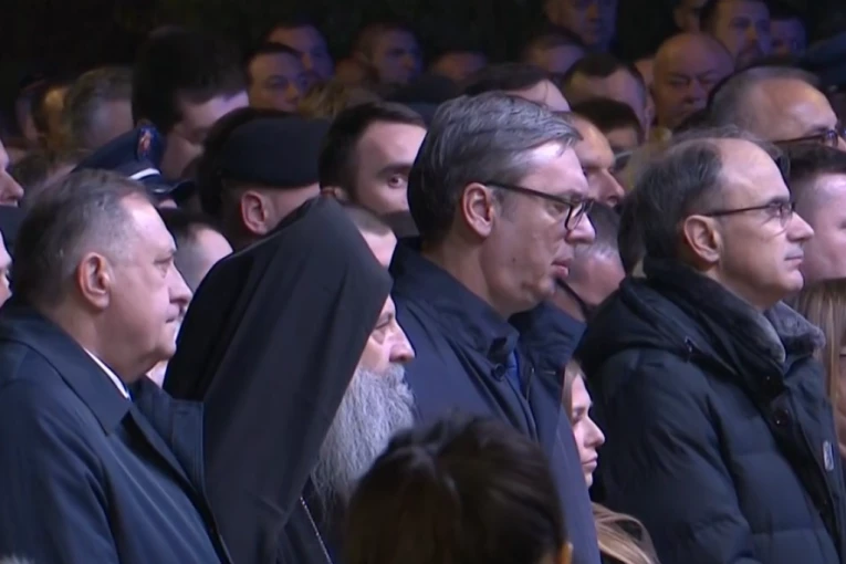 PREDSEDNIK VUČIĆ NA CEREMONIJI U VRANJU: PATRIJARH PORFIRIJE SLUŽI POMEN STRADALIMA! Posle intoniranja himne "Bože pravde" usledio EMOTIVAN MINUT TIŠINE za žrtve NATO agresije! (FOTO, VIDEO)