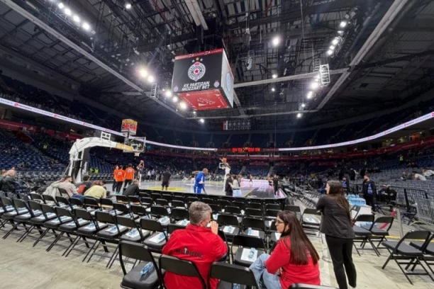 SKROMNO, BAŠ SKROMNO: Pogledajte koliko navijača Partizana je u Areni pola sata pre početka utakmice! (VIDEO)