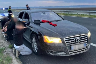 POZNAT IDENTITET UHAPŠENIH ALBANACA U SRBIJI! Na godišnjicu NATO agresije vozili se auto-putem vređali  i pokazivali simbol "velike Albanije"
