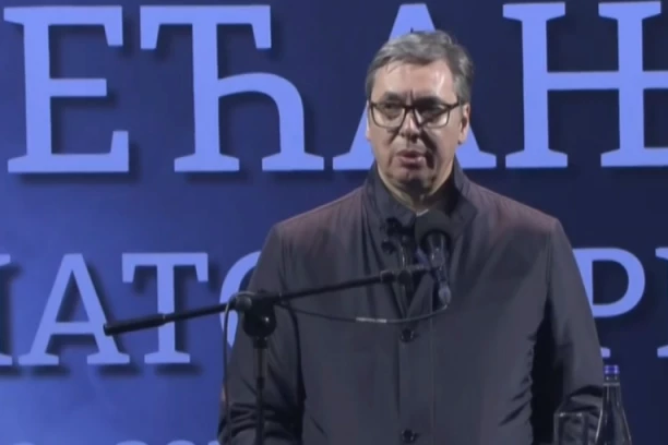 DAN SEĆANJA NA ŽRTVE NATO AGRESIJE! Predsednik Vučić se obraća okupljenima u Vranju: "Rane i dalje krvare, kao da je juče sve bilo!" (FOTO, VIDEO)