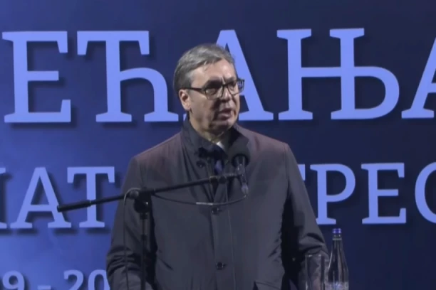 DAN SEĆANJA NA ŽRTVE NATO AGRESIJE! Predsednik Vučić se obraća okupljenima u Vranju: "Rane i dalje krvare, kao da je juče sve bilo!" (FOTO, VIDEO)