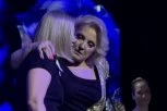 SNEŽANA ĐURIŠIĆ SE SLOMILA NA SCENI ZBOG ĆERKE! Pevačica grca u suzama nakon susreta - Ceo život mi je prošao pred očima!