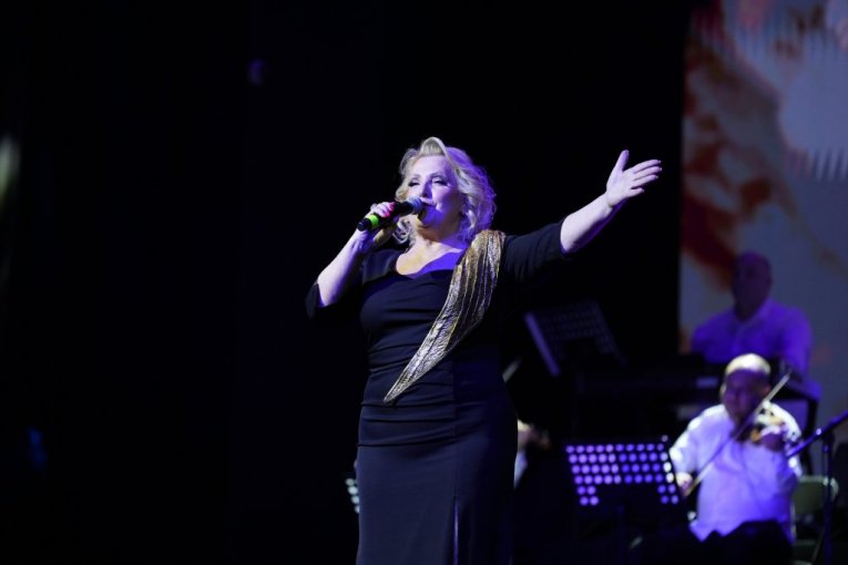 SHE IS THE SURPRISE GUEST AT SNEŽANA ĐURIŠIĆ'S CONCERT! Half of the stars arrived on the red carpet, and when she appeared with this neckline, EVERYONE'S JAWS DROPPED! (VIDEO)
