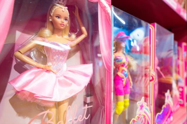 RODITELJI OTVORILI LUTKU KOJU SU KUPILI ZA ĆERKU, PA DOŽIVELI NAJVEĆI KOŠMAR: Iz Barbike izleteo beli prah, kad su saznali ŠTA JE UNUTRA, PRESTRAVILI SE!