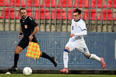 NESTVARNO! Cvetković Englezima dao gol sa pola terena - pogledajte ovaj SRBINOV PROJEKTIL! (VIDEO)