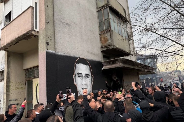 GROBARI ZAGRMELI U NIKŠIĆU PRED POLICIJOM: Evo šta su zapevali u čast Andrije Delibašića (VIDEO)