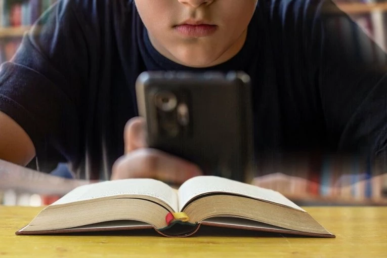 SVAKO TREĆE DETE "SKROLUJE" PO KNJIZI! Mališani pokušavaju prstima da prevuku stranicu, JUTJUB REAGOVAO - OD SADA NOVA PRAVILA!