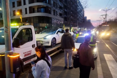 UKLONJENO VOZILO MARKE TESLA SA BULEVARA NAKON SAOBRAĆAJKE! Policija i dalje na licu mesta! (FOTO, VIDEO)