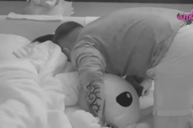 PRODUKCIJA OBELODANILA KOMPROMITUJUĆI SNIMAK MAJE I ASMINA: Evo šta su radili u cik zore, Stanijin bivši se ušunjao u krevet starlete!