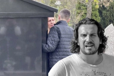NAJPOTRESNIJI PRIZOR NA POMENU MARINKA MADŽGALJA: Sestrić i majka ljube spomenik pokojnog glumca, njene reči seku poput žileta! (VIDEO)
