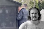 NAJPOTRESNIJI PRIZOR NA POMENU MARINKA MADŽGALJA: Sestrić i majka ljube spomenik pokojnog glumca, njene reči seku poput žileta! (VIDEO)