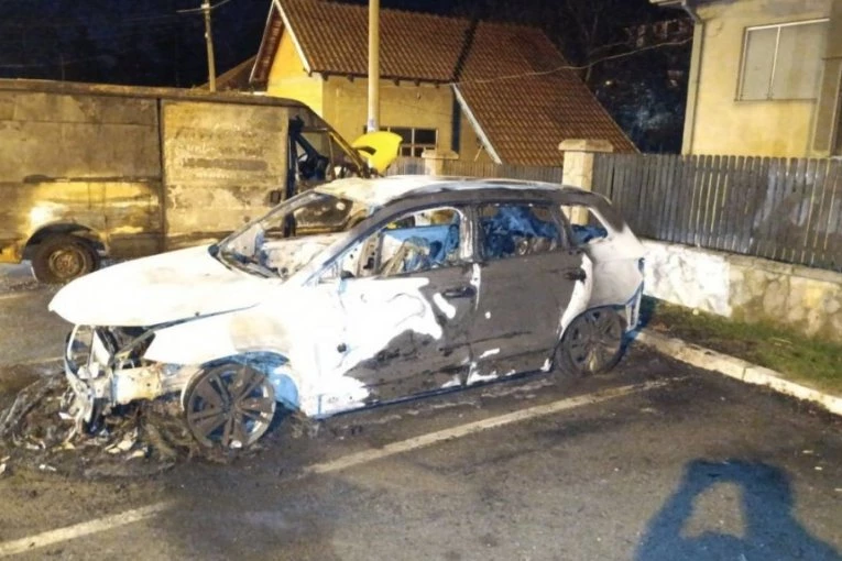 DOKLE VIŠE SA BEZAKONJEM?! Zapaljen automobil staknutom naprednjaku u Aranđelovcu - ovo je vrhunac besa blokadera! (FOTO)
