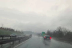VOZAČI, OPREZ! Kolovozi mokri, a ima i ODRONA, a evo kakvo je stanje za granicama!