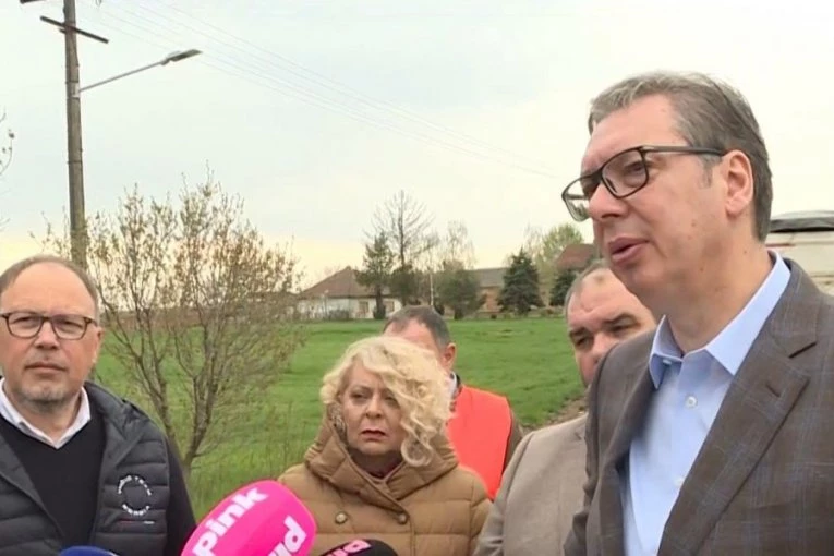 PREDSEDNIK VUČIĆ OBILAZI RADOVE NA DEONICI PUTA KULA-LIPAR (VIDEO)