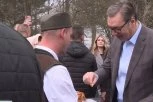 VUČIĆ BORAVI U KRUŠČIĆU - MEŠTANI ODUŠEVLJENI POSETOM: Dočekan uz domaću pogaču i taktove pesme "MARŠ NA DRINU"! (FOTO, VIDEO)