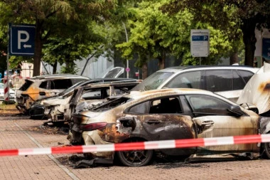POGINUO JEDAN MUŠKARAC, DRUGI TEŠKO POVREĐEN NA PARKINGU ISPRED STAMBENE ZGRADE: Eksplozija raznela sve pred sobom, STRAVIČNA NAPRAVA ostavila haos (FOTO, VIDEO)
