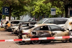 POGINUO JEDAN MUŠKARAC, DRUGI TEŠKO POVREĐEN NA PARKINGU ISPRED STAMBENE ZGRADE: Eksplozija raznela sve pred sobom, STRAVIČNA NAPRAVA ostavila haos (FOTO, VIDEO)