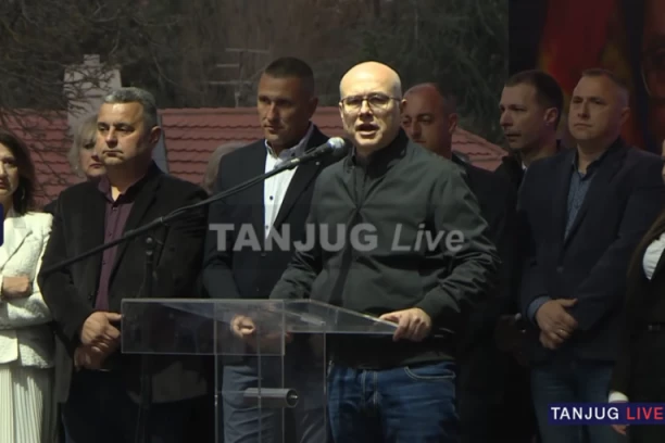 ARANĐELOVAC JE TRENUTNO SRCE SRBIJE! Na predizbornom skupu SNS veliki broj građana, obraća se Miloš Vučević! (VIDEO)