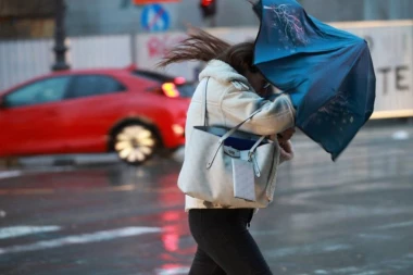 LIJE KAO IZ KABLA! Ovi delovi Srbije već na udaru jakih pljuskova sa grmljavinom - SLEDEĆI NA REDU OVAJ KRAJ ZEMLJE!