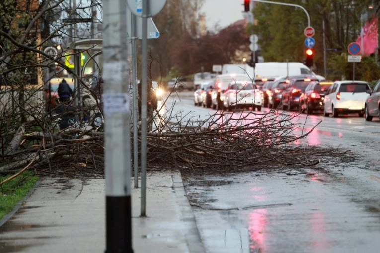 DETE TEŠKO POVREĐENO U NEVREMENU! Horor u Zagrebu - OLUJA RUŠI GRAD!