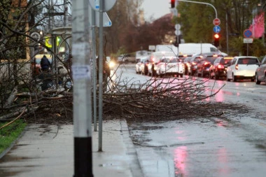 DETE TEŠKO POVREĐENO U NEVREMENU! Horor u Zagrebu - OLUJA RUŠI GRAD!