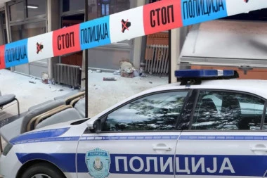 POGLEDAJTE KAKO IZGLEDA UNUTRAŠNJOST FILOZOFSKOG FAKLULTETA NAKON TRAGEDIJE! Prašina na sve strane, kako je pirotehnika dospela u ustanovu? (VIDEO)