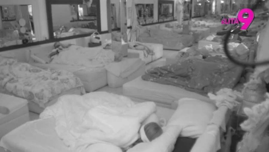 ŠOKANTNA VRELA AKCIJA ISPRED SVIH UKUĆANA, OVAKVA SRAMOTA SE NE PAMTI: Takmičar izgubio kontrolu nad sobom, cimer mogao sve da zaustavi!