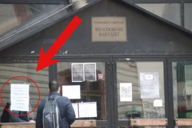POGLEDAJTE ŠTA PIŠE NA VRATIMA FILOZOFSKOG FAKULTETA! Kako se dogodilo da devojka bude u ZAKLJUČANOJ ZGRADI? (FOTO)