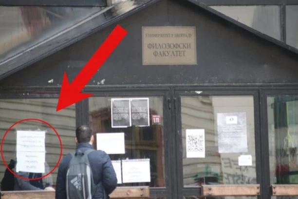 POGLEDAJTE ŠTA PIŠE NA VRATIMA FILOZOFSKOG FAKULTETA! Kako se dogodilo da devojka bude u ZAKLJUČANOJ ZGRADI? (FOTO)