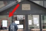 POGLEDAJTE ŠTA PIŠE NA VRATIMA FILOZOFSKOG FAKULTETA! Kako se dogodilo da devojka bude u ZAKLJUČANOJ ZGRADI? (FOTO)