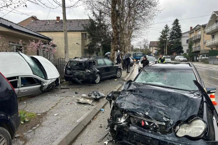 JEZIVE SLIKE NESREĆE U KRAGUJEVCU! Poginula jedna osoba, više njih povređeno! (FOTO)