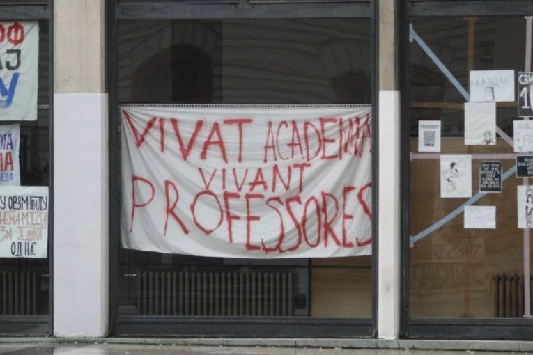 POSLE KALUĐERA, DOBILI SMO I KOSMAJCA - PAMETNOM DOSTA! Evo ko vrši INDOKTRINACIJU studenata nakon stravične TRAGEDIJE na Filozofskom fakultetu! (FOTO)