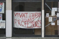 POSLE KALUĐERA, DOBILI SMO I KOSMAJCA - PAMETNOM DOSTA! Evo ko vrši INDOKTRINACIJU studenata nakon stravične TRAGEDIJE na Filozofskom fakultetu! (FOTO)