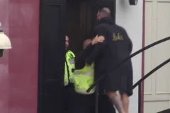 DA LI TRUDNICA TREBA DA GLEDA OVAKVE SCENE?! Budući tata Luka SKOČIO PREKO OBEZBEĐENJA - nezapamćeno DIVLJANJE! (VIDEO)