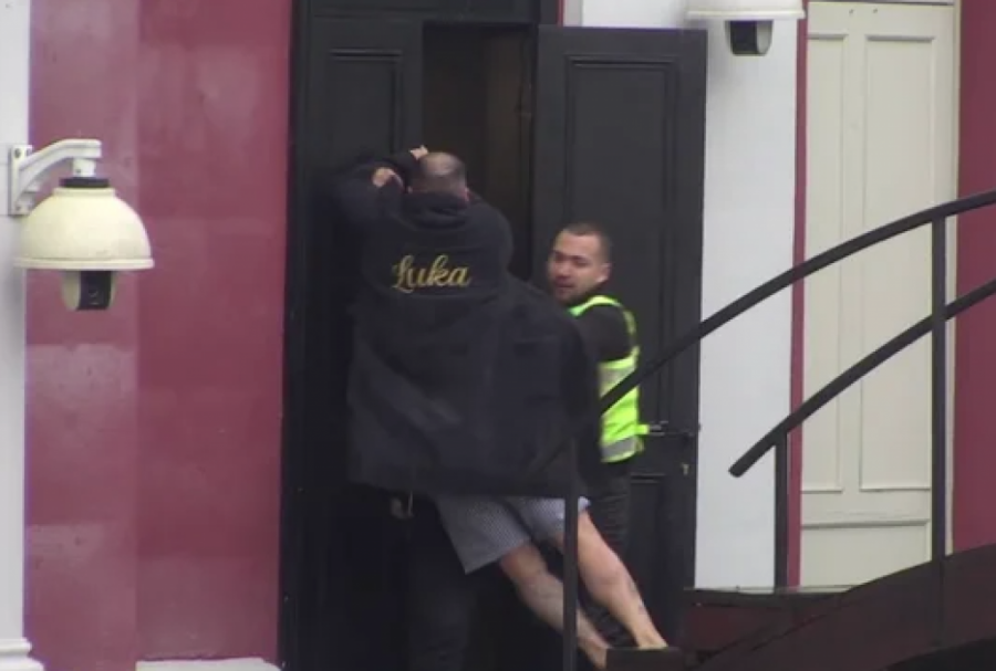 DA LI TRUDNICA TREBA DA GLEDA OVAKVE SCENE?! Budući tata Luka SKOČIO PREKO OBEZBEĐENJA - nezapamćeno DIVLJANJE! (VIDEO)