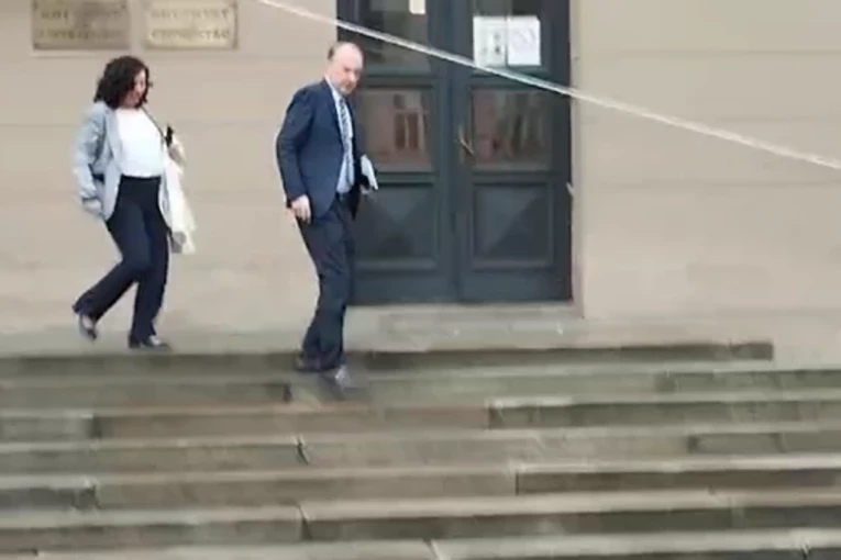 SKANDALOZNO PONAŠANJE REKTORA ĐOKIĆA NAKON SMRTI STUDENTKINJE: Dok cela Srbija oplakuje Milicu (25), on slavi na Poljoprivrednom fakultetu! (VIDEO)