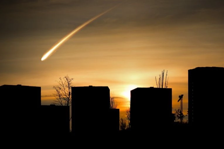 OD JEZIVIH EKSPLOZIJA NA NEBU I TLO PODRHTAVA! Zabeležen najveći broj udara u poslednjih 14 godina: Bljesak 10 PUTA SJAJNIJI OD VENERE, delovi vatrenih kugli PADAJU NA KUĆE! (VIDEO)