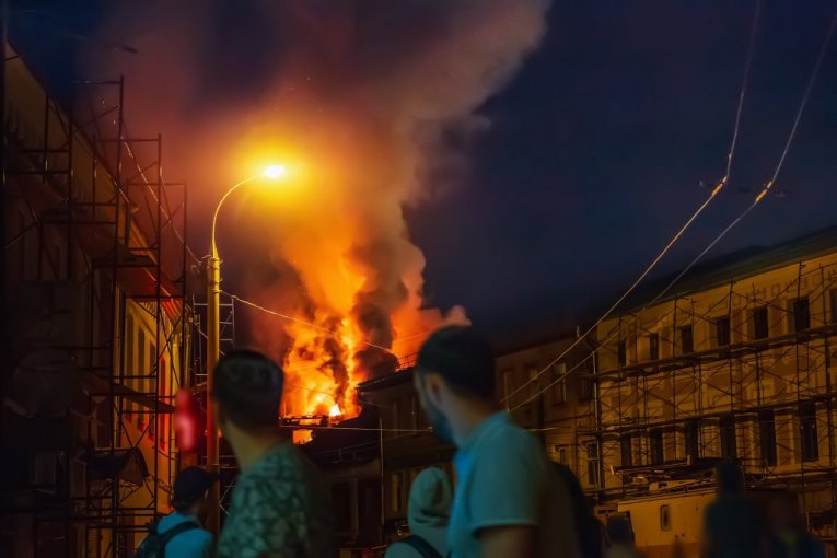 ДРАМА В ЦЕНТРЕ ГОРОДА, ГУСТОЙ ДЫМ НАКРЫЛ ОКРУЖАЮЩИЕ УЛИЦЫ: Пожар вспыхнул в хостеле, 80 человек в панике бежали из огня!