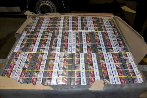 MUŠKARAC UHVAĆEN NA GRANICI SA 5.260 PAKLICA CIGARETA! Oštetio budžet Srbije za više od 2 MILIONA! (FOTO)