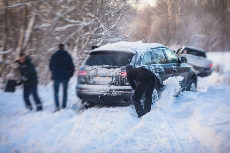 PORODICA SA BEBOM OSTALA ZAROBLJENA U SMETOVIMA! Vatrogasci se kilometrima probijali kroz sneg od skoro metar da spasu dete! (FOTO)