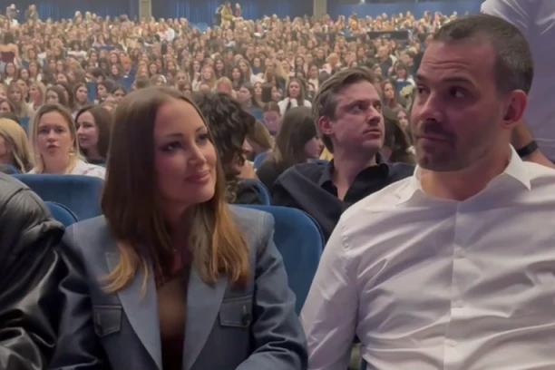 PRIJA I FILIP DOBILI POČASNA MESTA NA KONCERTU JAKOVA JOZINOVIĆA! Pevačica blista u čistoj elieganciji, SUPRUG JE NE ISPUŠTA IZ RUKU! (VIDEO)