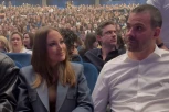 PRIJA I FILIP DOBILI POČASNA MESTA NA KONCERTU JAKOVA JOZINOVIĆA! Pevačica blista u čistoj elieganciji, SUPRUG JE NE ISPUŠTA IZ RUKU! (VIDEO)