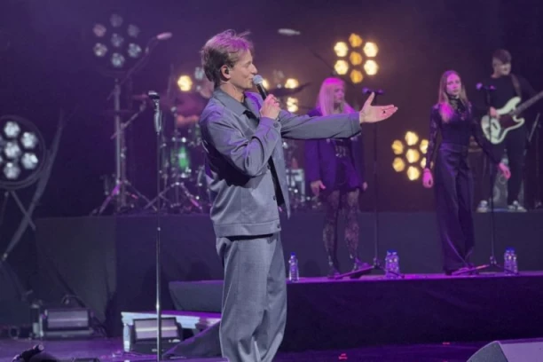 "POVRAĆA MI SE OD NJEGA" OVO JE PRAVO LICE JAKOVA JOZINOVIĆA: Na tuđoj grbači se izgradio, pa UDARIO na pevača iz "Pinkovih Zvezda", Karleuša BESNA!