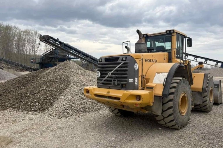 ČETIRI GODINE ISKOPAVAO PESAK I ŠLJUNAK BEZ DOZVOLE! Uhapšen muškarac (70) iz Loznice! UNIŠTIO JADAR I DRINU! (FOTO)